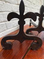 Chenets « fleur de lys » en fonte, Enlèvement