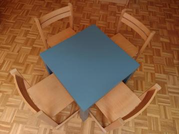 4 houten kinderstoeltjes + tafeltje beschikbaar voor biedingen