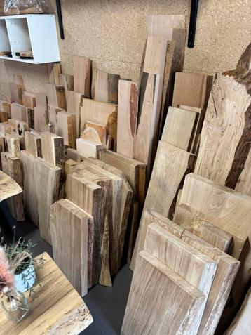 Vlakgemaakte Boomstam planken beschikbaar voor biedingen