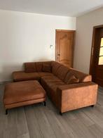 Te koop: Cognac L-vormige zetel met poef, Ophalen, Zo goed als nieuw