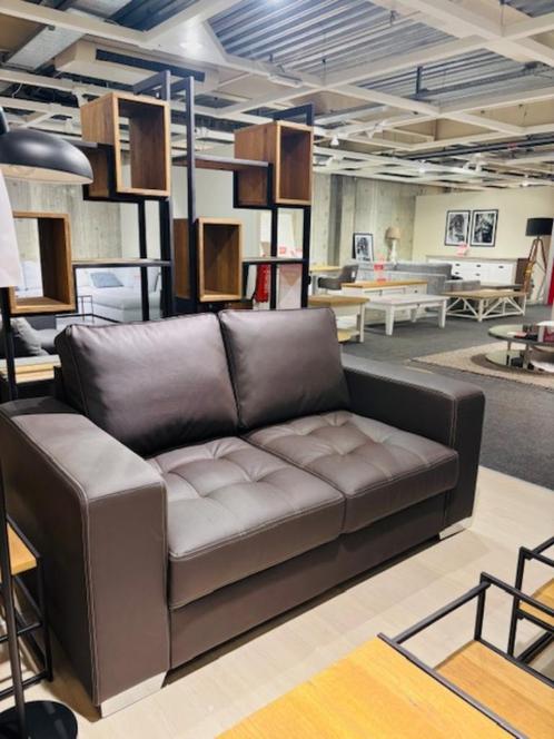 Donkerbruine 2-zit in kunstleder (ongebruikt toonzaalmodel!), Huis en Inrichting, Fauteuils, Nieuw, Kunststof, 125 cm of meer