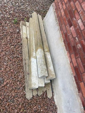 10 identieke betonpalen beschikbaar voor biedingen