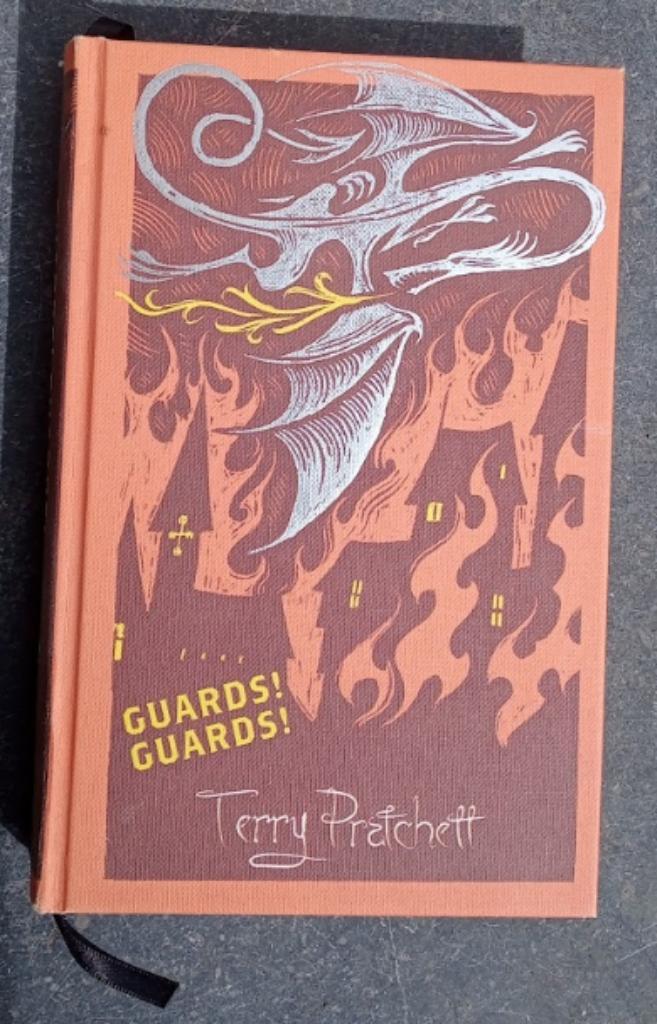 "Guards! Guards!" (Terry Pratchett) (Engelstalige hardcover), Boeken, Fantasy, Zo goed als nieuw, Ophalen of Verzenden