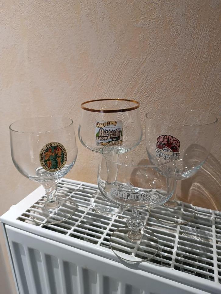 A vendre 4 verres à bière, Verzamelen, Glas en Drinkglazen, Gebruikt, Bierglas, Ophalen