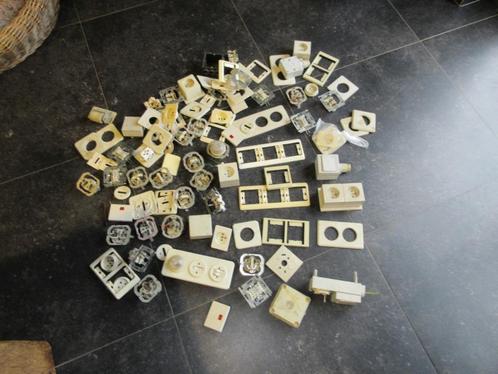 Lot van stekkers stopcontacten electriciteit schakelaars, Doe-het-zelf en Bouw, Elektriciteit en Kabels, Gebruikt, Ophalen