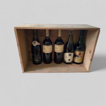 Set van 5 wijnen met houten doos beschikbaar voor biedingen