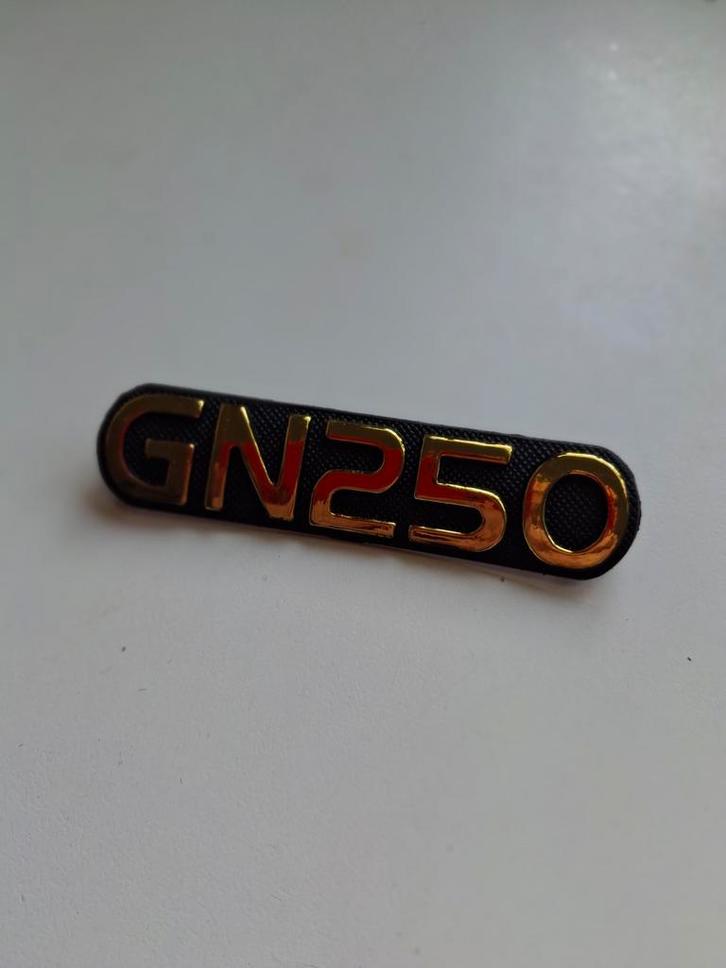 Suzuki GN250 Side Panel Emblem, Motos, Pièces | Suzuki, Enlèvement ou Envoi