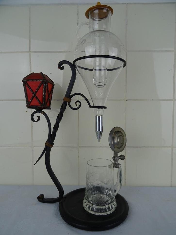 Vintage wijnkaraf met glazen ballon smeedijzer en glas 1960, Antiek en Kunst, Curiosa en Brocante, Ophalen of Verzenden