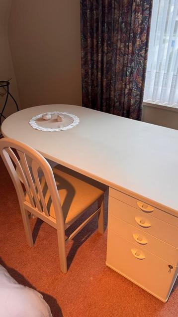 Witte bureau beschikbaar voor biedingen