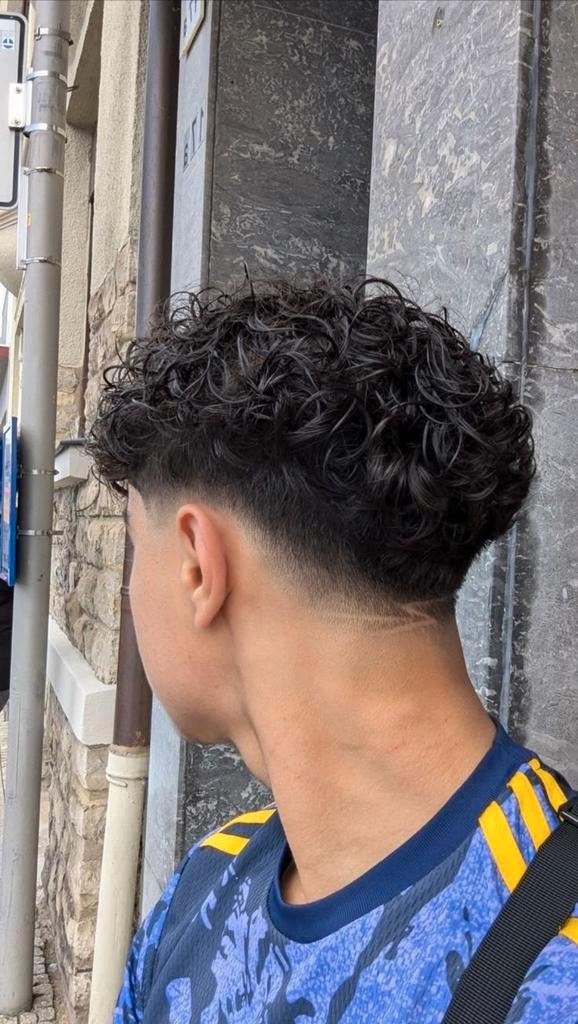 Je cherche un modèle pour une permanente coiffure, Huis en Inrichting, Tafels | Kaptafels