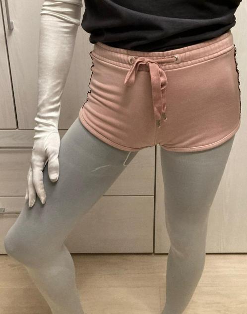 Short de fitness Bershka taille XS, Vêtements | Femmes, Vêtements de sport, Comme neuf, Fitness ou Aérobic, Taille 34 (XS) ou plus petite