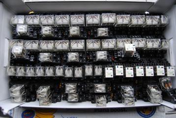 30 Relais 24 volt DC Omron en Schneider ( te koop in lot) beschikbaar voor biedingen