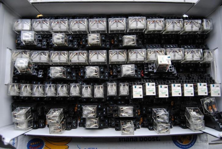 60 Relais 24 volt DC Omron en Schneider ( te koop in lot), Doe-het-zelf en Bouw, Elektriciteit en Kabels, Gebruikt, Ophalen of Verzenden