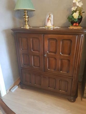 Tv kast beschikbaar voor biedingen