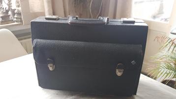 Vintage boekentas van het type dokter beschikbaar voor biedingen