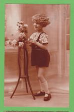 Ansichtkaart „Kind met bloemen” uit 1925., Verzenden, 1920 tot 1940, Gelopen, Henegouwen