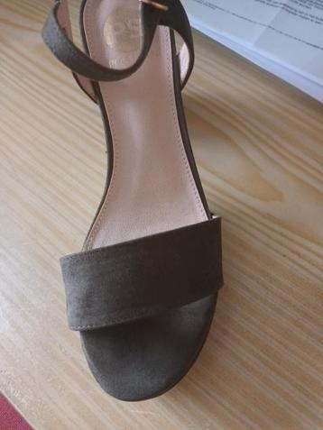 Volledig nieuw paar zomerschoenen  "POELMAN " e beschikbaar voor biedingen