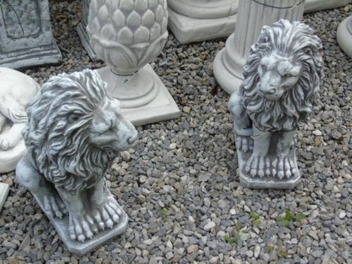 paar zittende leeuwen in gepatineerde steen!, Tuin en Terras, Tuinbeelden, Nieuw, Dierenbeeld, Steen, Ophalen
