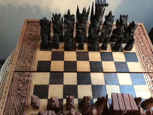 Prachtig Indonesich schaakspel met handgemaakte stukken., Hobby en Vrije tijd, Gezelschapsspellen | Bordspellen, Ophalen