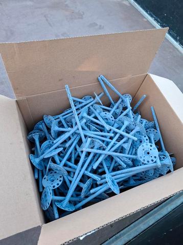 Isolatieplug 200mm met nagels. beschikbaar voor biedingen