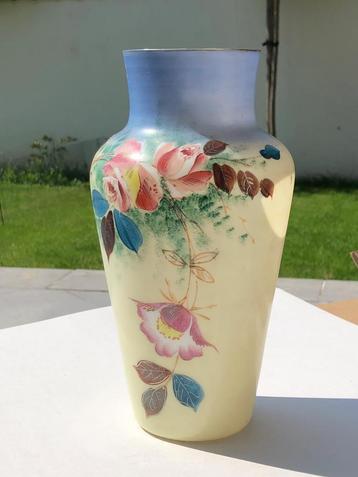 Vintage opaline vaas beschilderd met bloemen beschikbaar voor biedingen