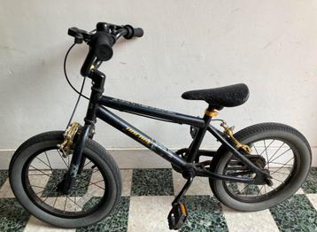 Zwarte kinderfiets van 16 inch in goede staat beschikbaar voor biedingen