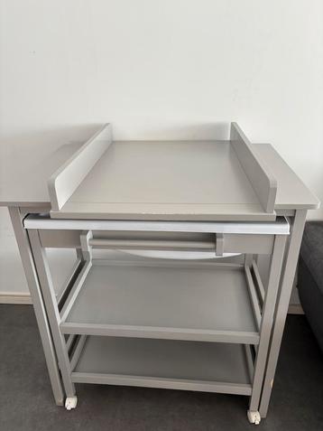 Verschoontafel met badje beschikbaar voor biedingen