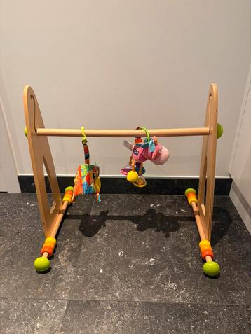 Houten speelboog beschikbaar voor biedingen