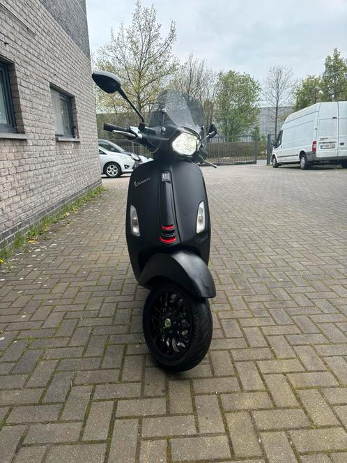 Vespa Sprint Notte B Klasse 2021-2022 (Zeldzaam), Fietsen en Brommers, Scooters | Vespa, Zo goed als nieuw, Ophalen of Verzenden