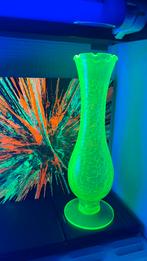 Zeer mooi gecraqueleerd vaasje in uraniumglas, Huis en Inrichting, Woonaccessoires | Vazen, Ophalen, Zo goed als nieuw, Glas