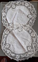 Paire d'anciens napperons tissu brodé et crochet, Enlèvement ou Envoi