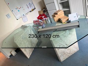 Glazen bureau  beschikbaar voor biedingen
