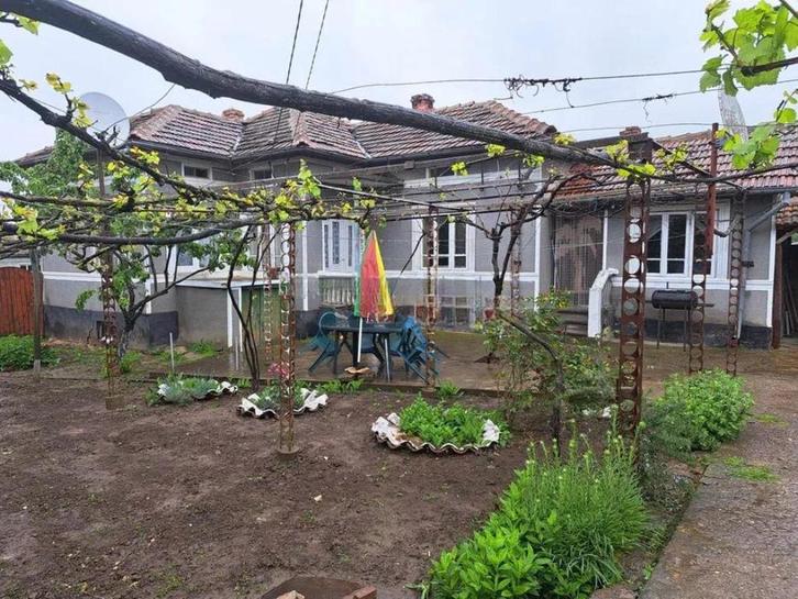 Bulgarije - Ruime Woning met Groot Perceel en Banketzaal, Immo, Buitenland, Woonhuis, Dorp