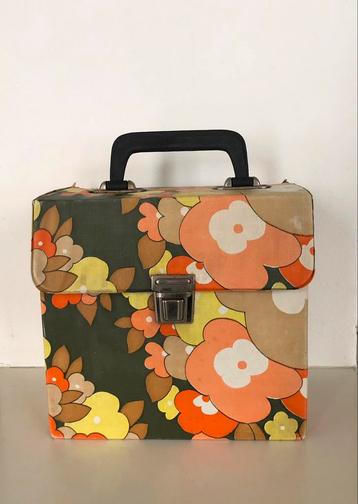 Vintage vinylkoffer met flower power print beschikbaar voor biedingen