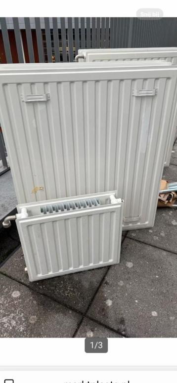 3 radiatoren met ophangbeugels  beschikbaar voor biedingen