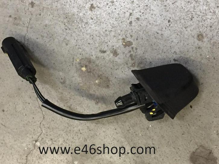 Ruitensproeiernozzle BMW E90 E91 op de motorkap, Auto-onderdelen, Ruiten en Toebehoren, BMW, Gebruikt, Ophalen of Verzenden