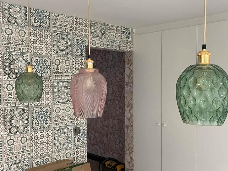 Te koop verlichting met glazen lampkap en goud kleurig snoer, Antiquités & Art, Antiquités | Éclairage, Enlèvement