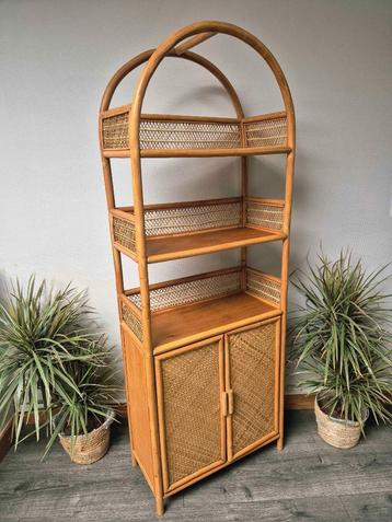 Grote vintage rotan plank beschikbaar voor biedingen