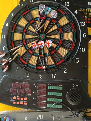 Darts met pijlen en onderdelen afhalen in balen beschikbaar voor biedingen