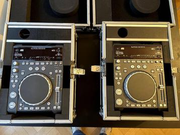 2x SYNQ Audio DMC-1000 draaitafels + SYNQ Audio SMD.2-tafel beschikbaar voor biedingen