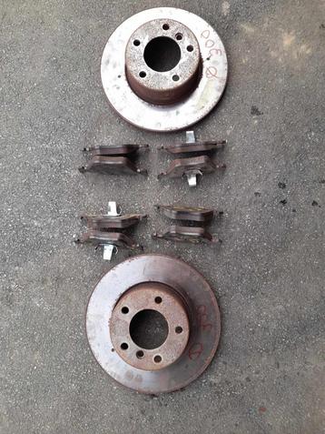 BMW Série5-Pièces:  2 Disques Avant et 4 Jeux de Plaquettes beschikbaar voor biedingen