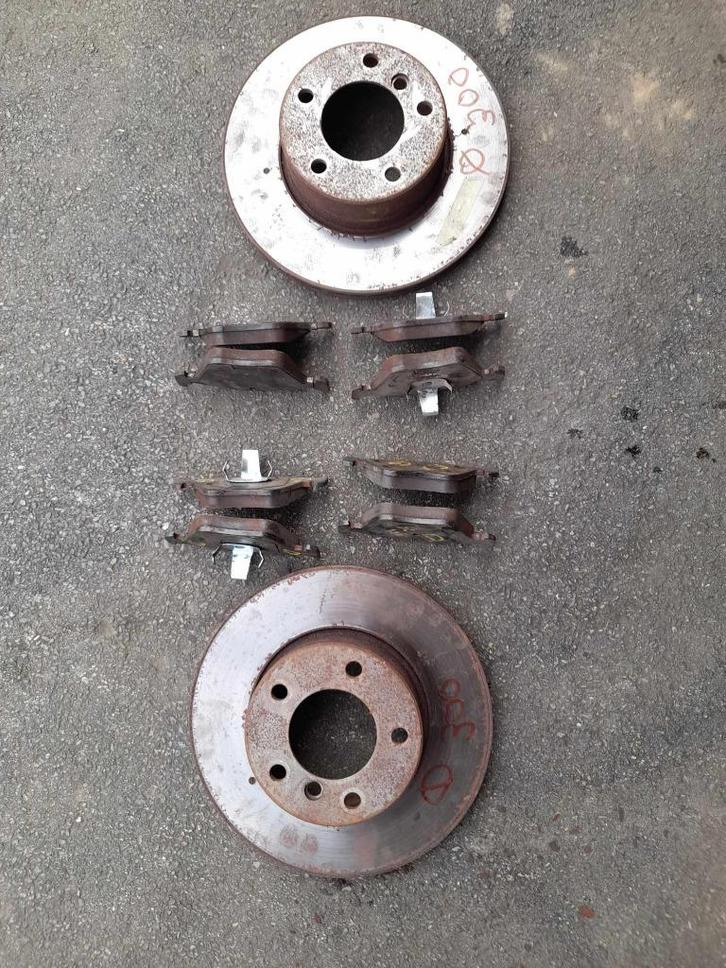 BMW Série5-Pièces:  2 Disques Avant et 4 Jeux de Plaquettes, Auto-onderdelen, Remmen en Aandrijving, BMW, Ophalen