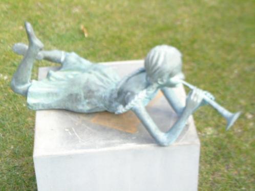 Standbeeld van een meisje met trompet in groen brons., Tuin en Terras, Tuinbeelden, Zo goed als nieuw, Overige typen, Overige materialen