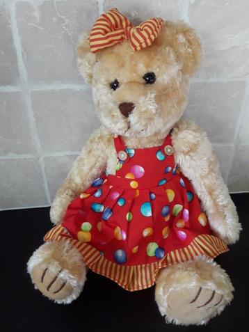 Knuffel beer met rood kleedje beschikbaar voor biedingen