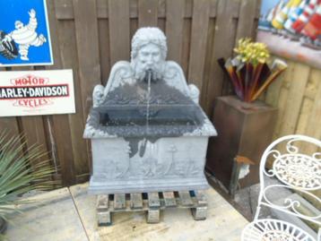 blauwe stenen muurfontein, Bacchusgezicht beschikbaar voor biedingen