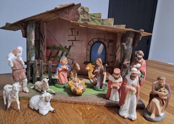 Oude kerststal met beeldjes beschikbaar voor biedingen