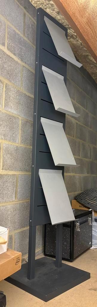 Folder rek in metaal beschikbaar voor biedingen