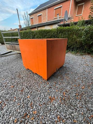 Orange grote bloempot mag gratis weg beschikbaar voor biedingen