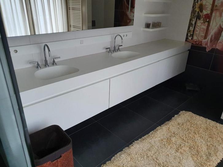 Badkamer meubel Corian met spiegel en Dornbracht kranen, Huis en Inrichting, Badkamer | Badkamermeubels, Ophalen