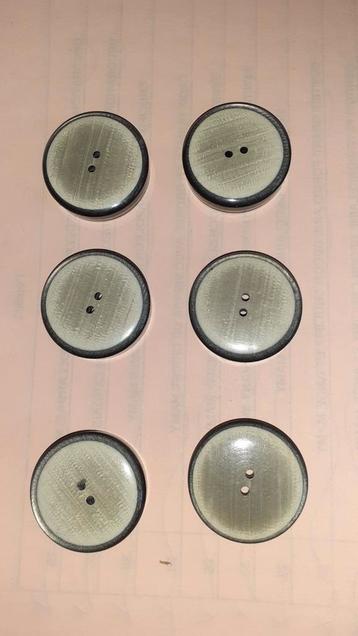 6 gros boutons de  2,5 cm couleur vert  beschikbaar voor biedingen